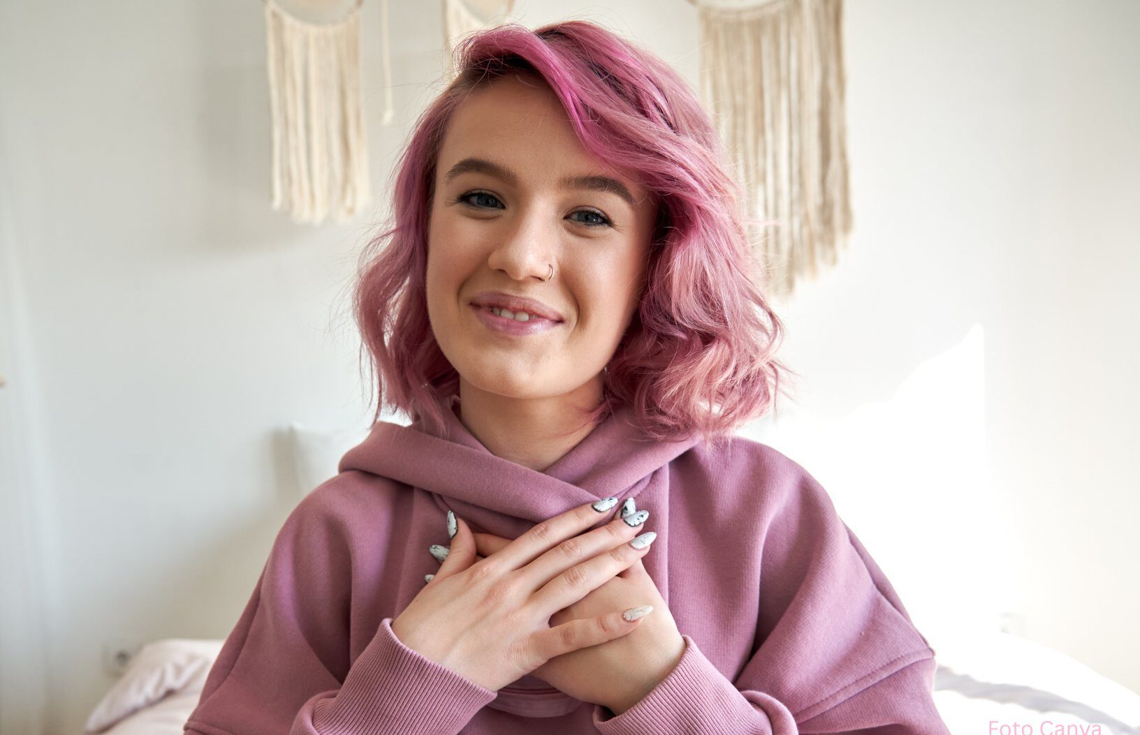 Jugendliche lächelt dankbar und entspannt – Symbolbild für Teenagerinnen im StärkHER-Training zur Positiven Neuroplastizität (PNT).